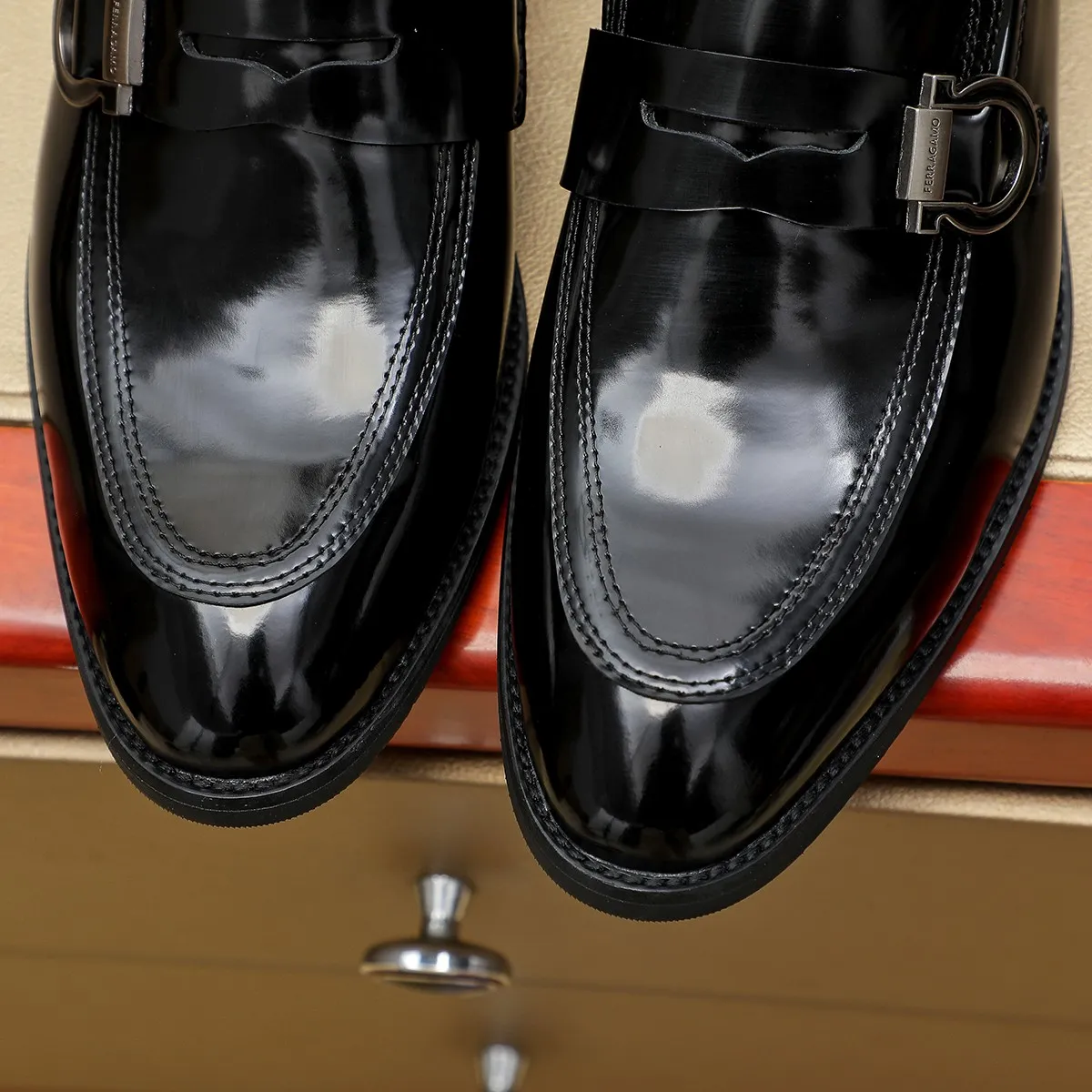 Men's shoes 💰460 Ferragamo [Ferragamo] top imported suit men's shoes 💯Original copy of the official website, product materials: selected imported embossed calfskin + luxury hardware buckle accessories ~ imported water-dyed cow 🐂 leather lining. Strong three-dimensional visual effect, original combination outsole, multiple colors available😘 Size: 39-44 (38.45.46. Customized)